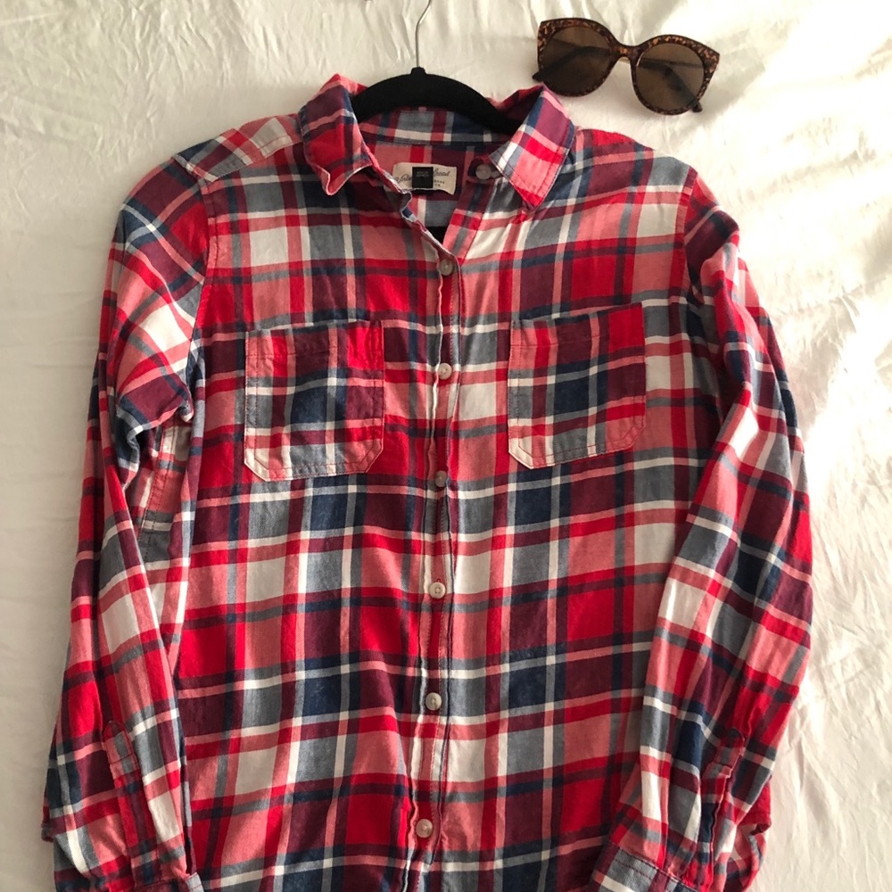 Universal Thread Button Down Small